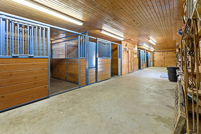Horse Stable 4 Stalls Castle Rock River Ranch Montana